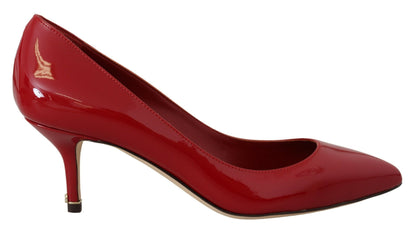 Exquisitos zapatos de salón de charol rojo