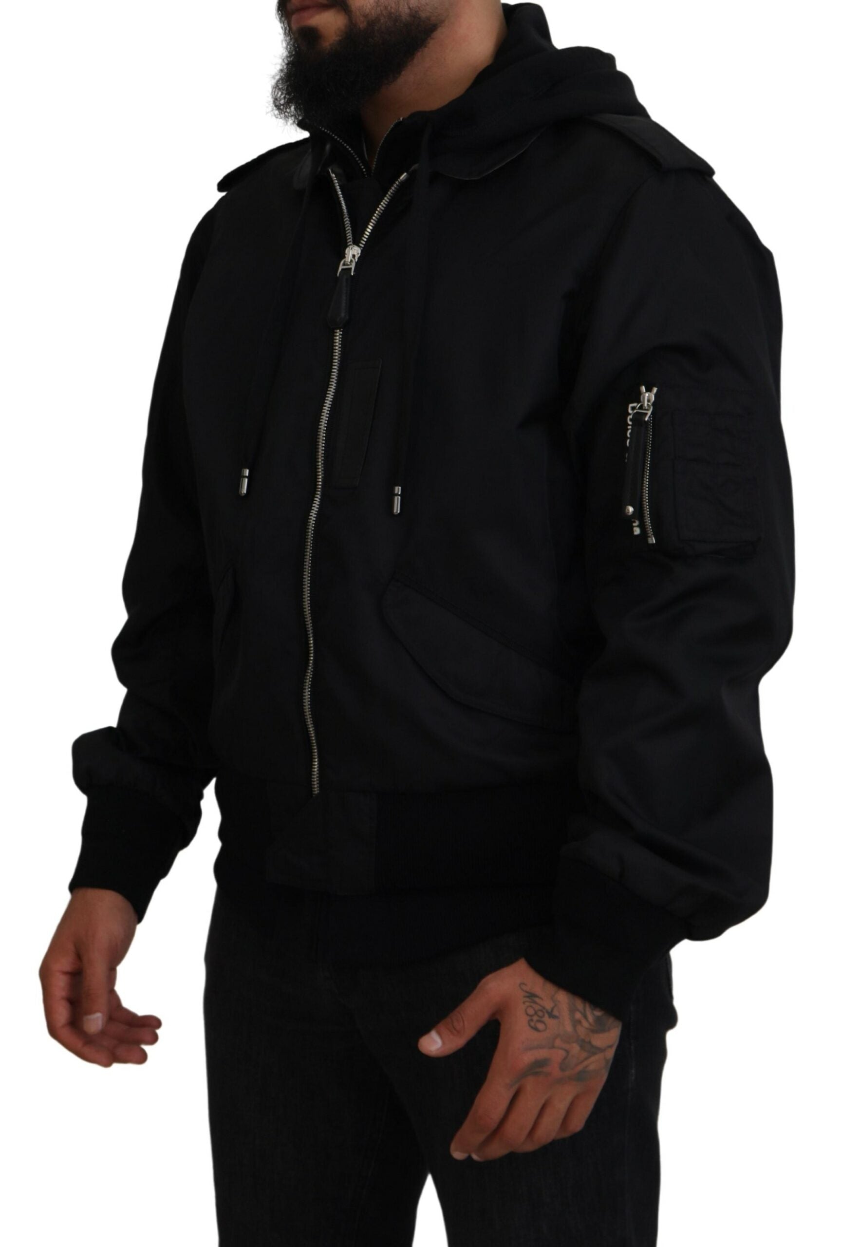 Chaqueta bomber elegante con capucha negra