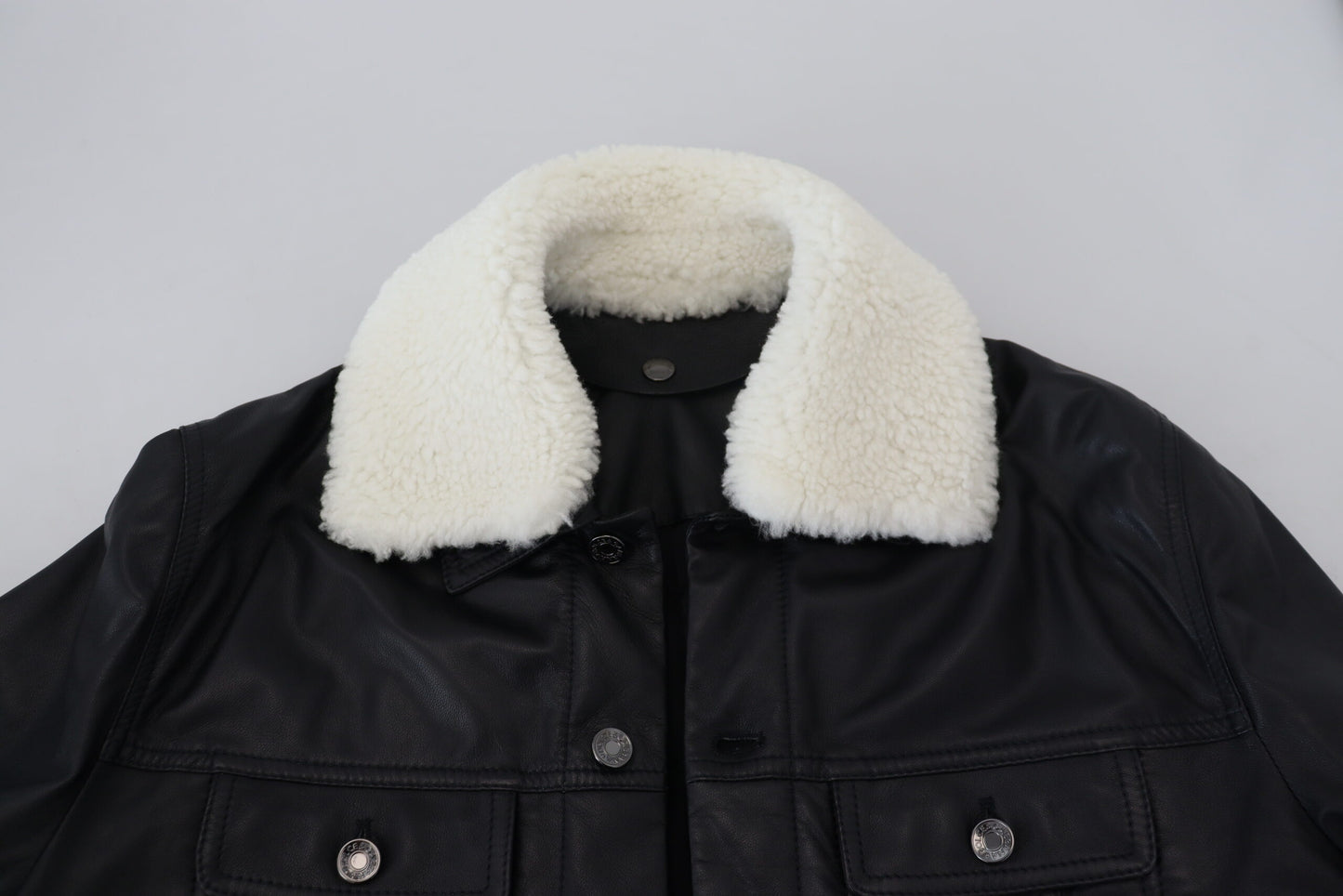 Elegante chaqueta bomber de cuero negra