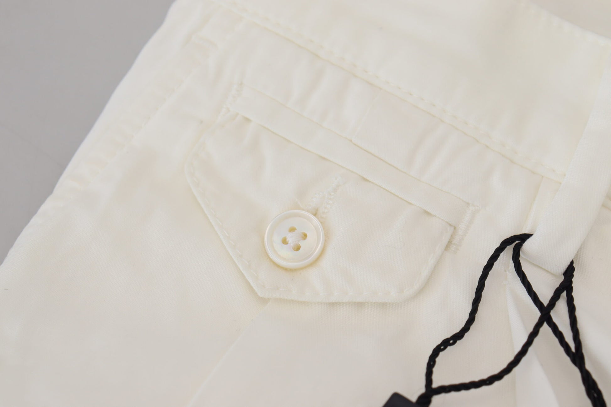 Pantalones chinos elegantes de algodón blanco