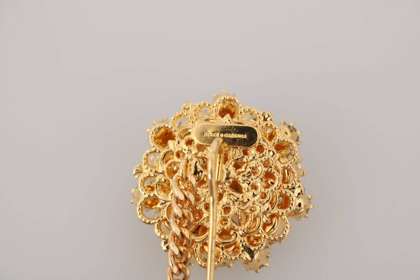 Broche dorado adornado con cristales exquisitos