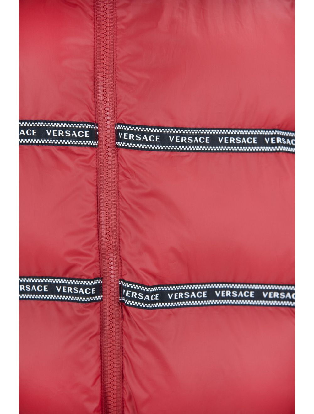 Chaleco elegante con el logotipo de Versace en rojo y capucha desmontable