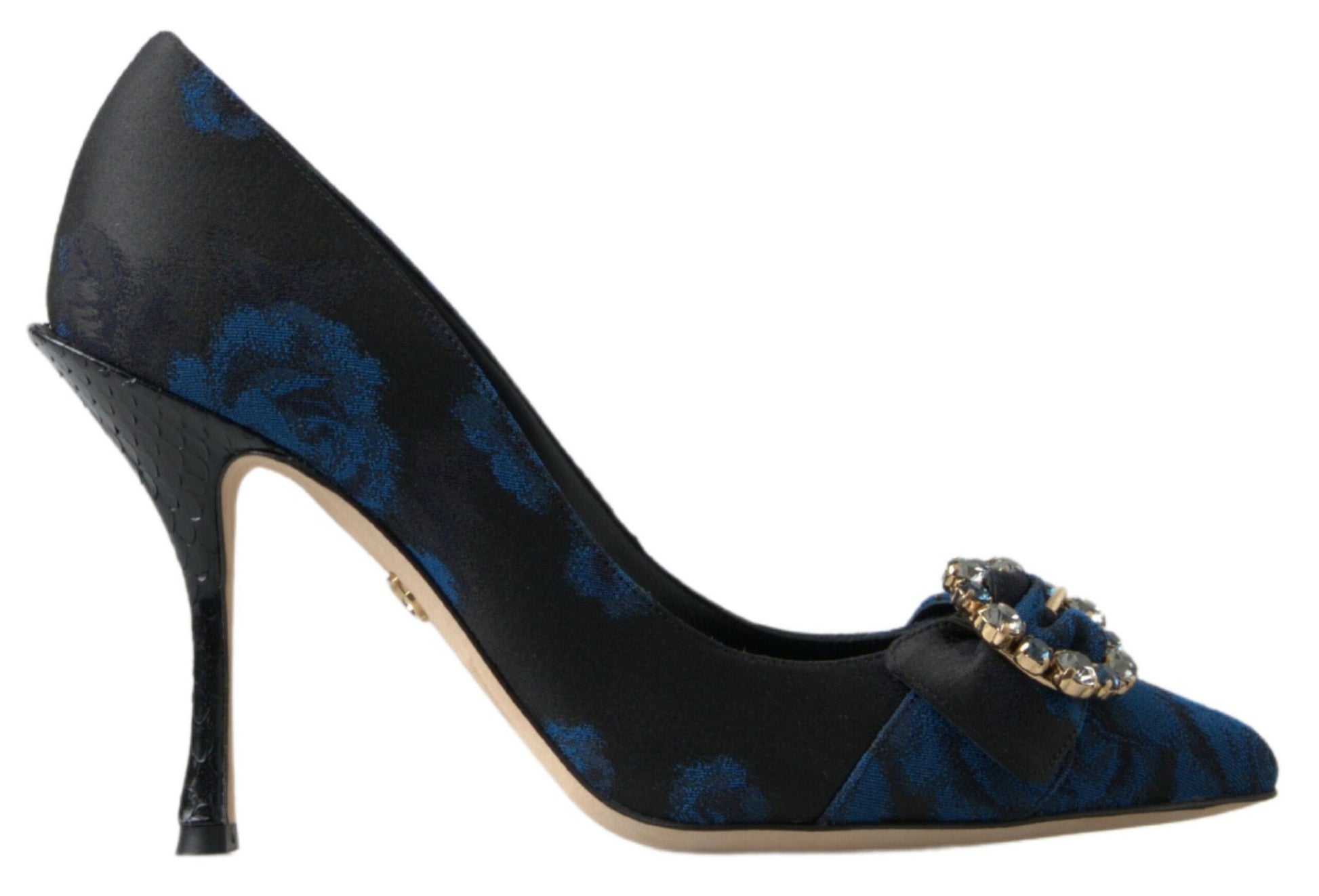 Elegantes zapatos de tacón adornados con cristales azules