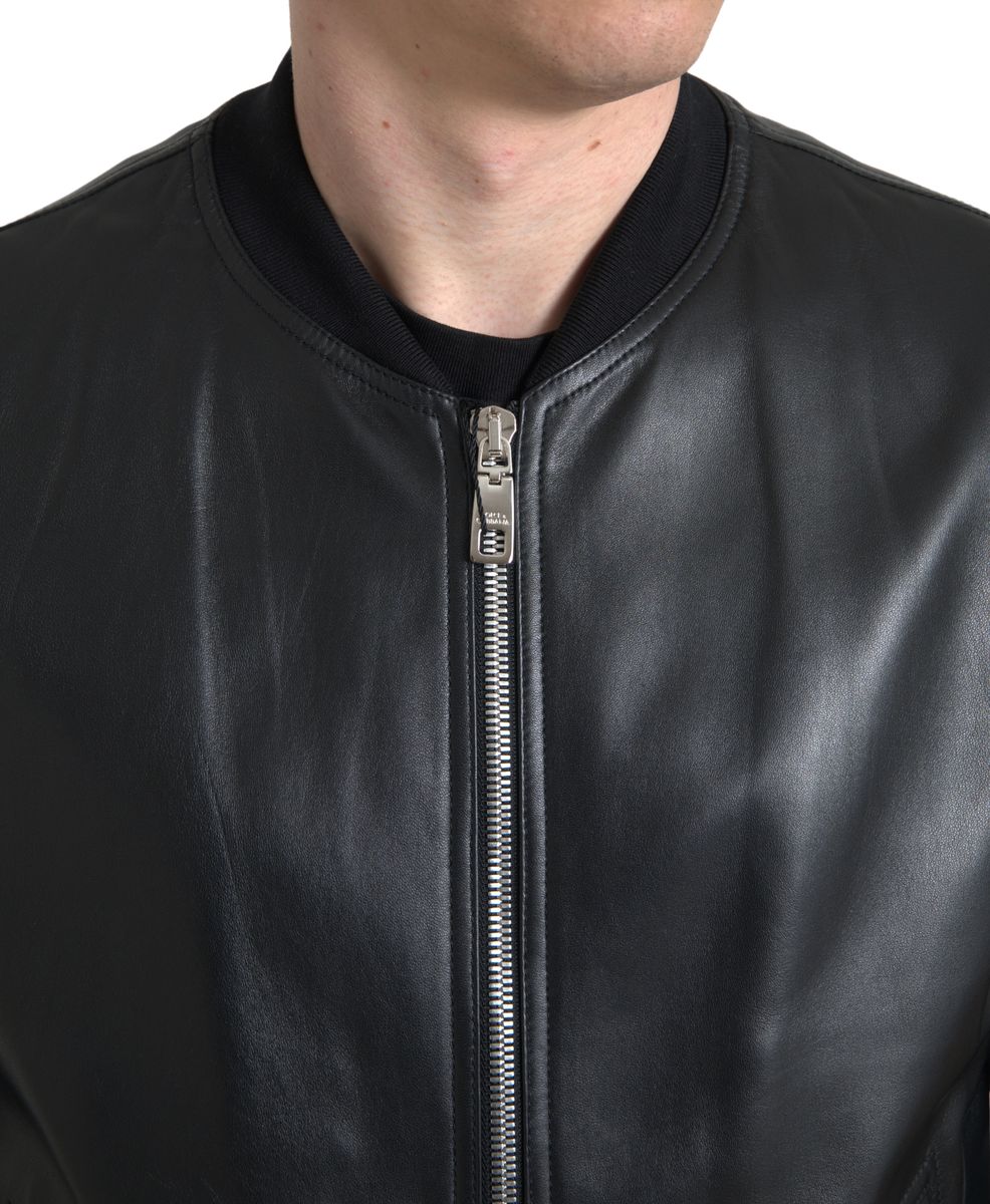 Elegante chaqueta bomber de cuero negra