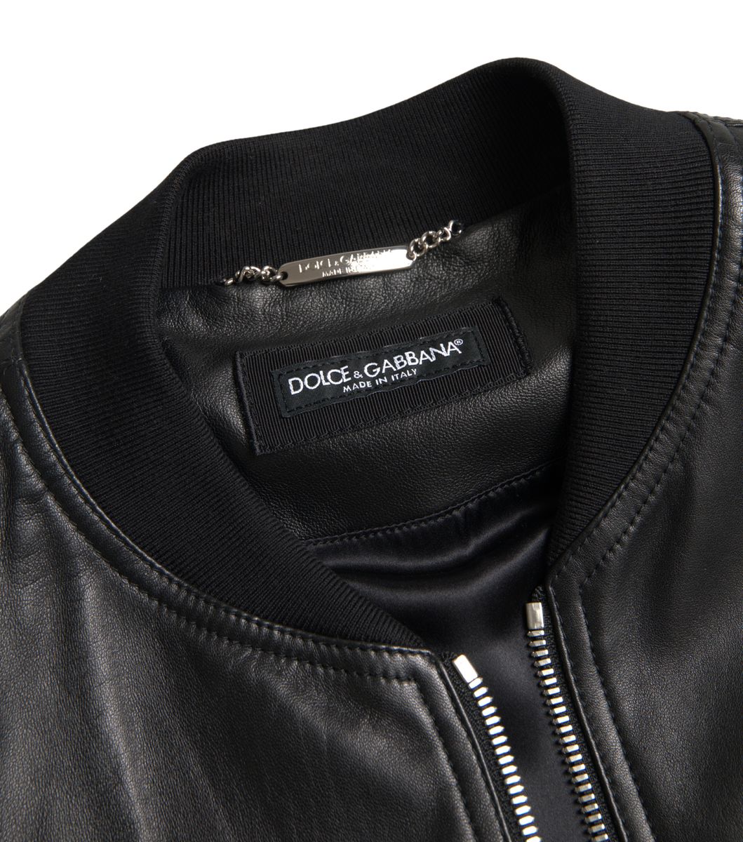 Elegante chaqueta bomber de cuero negra