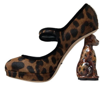 Elegantes tacones de leopardo para una sofisticación chic