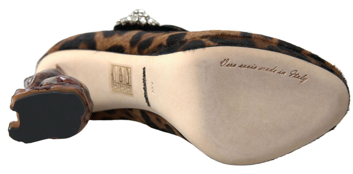 Elegantes tacones de leopardo para una sofisticación chic