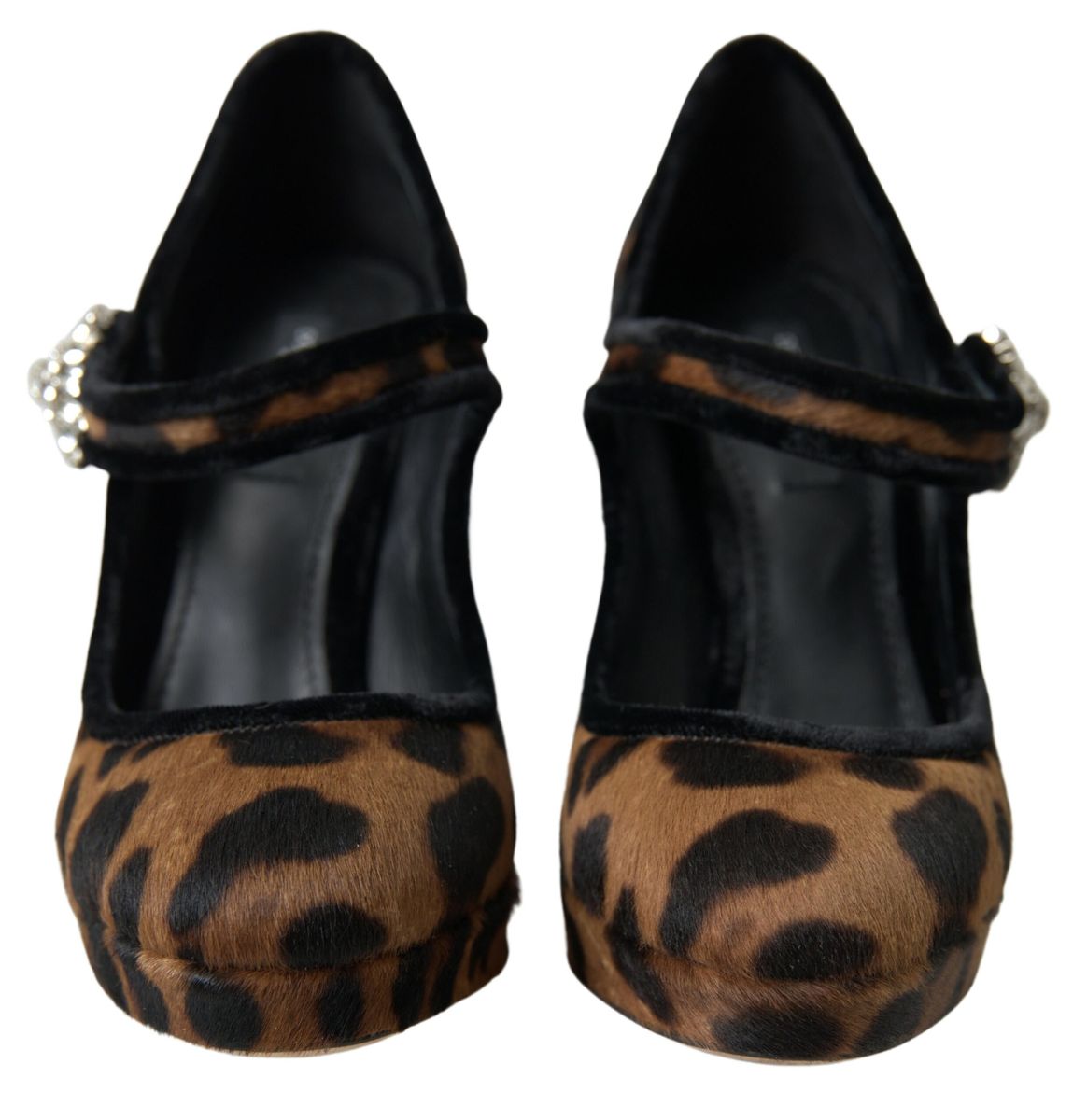 Elegantes tacones de leopardo para una sofisticación chic