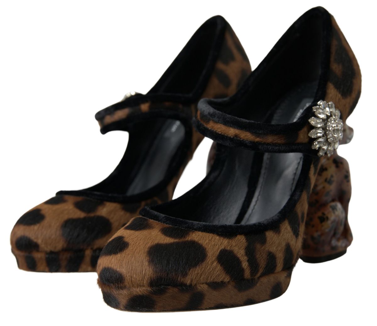 Elegantes tacones de leopardo para una sofisticación chic