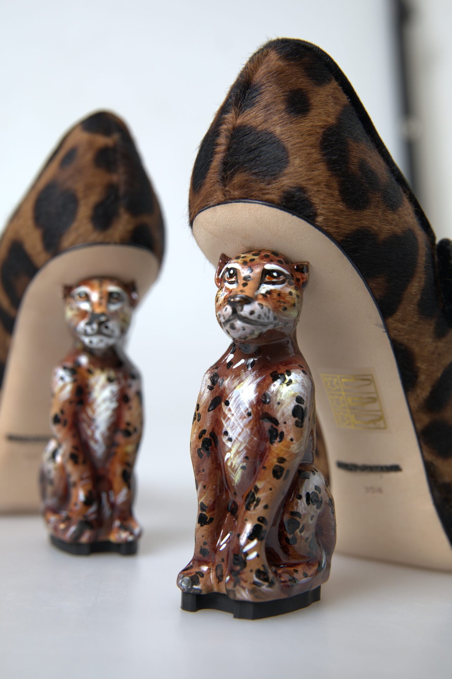 Elegantes tacones de leopardo para una sofisticación chic