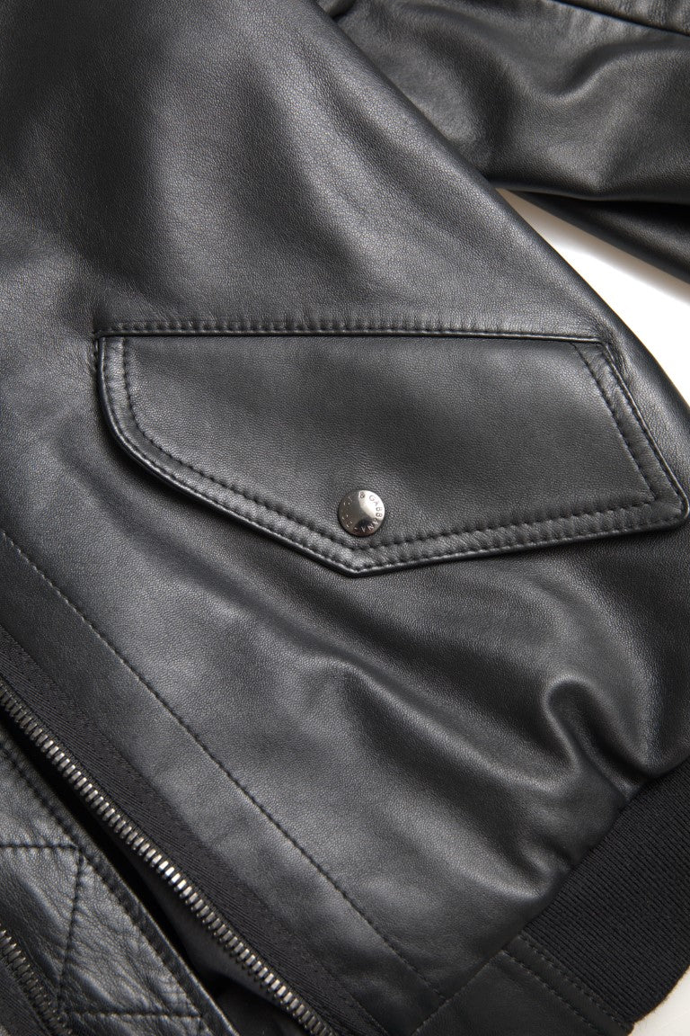 Elegante chaqueta bomber de cuero negra