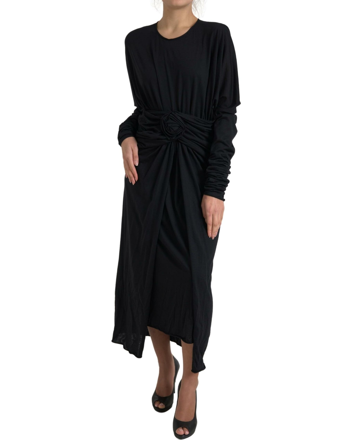 Elegante vestido negro de lana