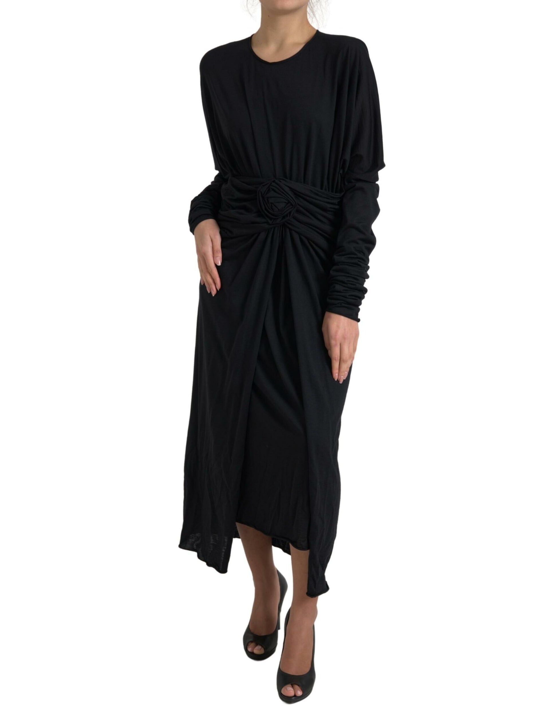 Elegante vestido negro de lana