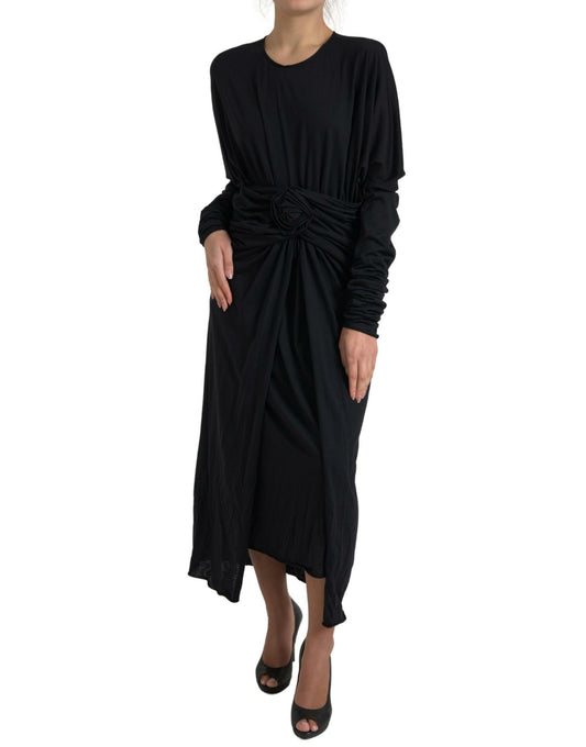 Elegante vestido negro de lana