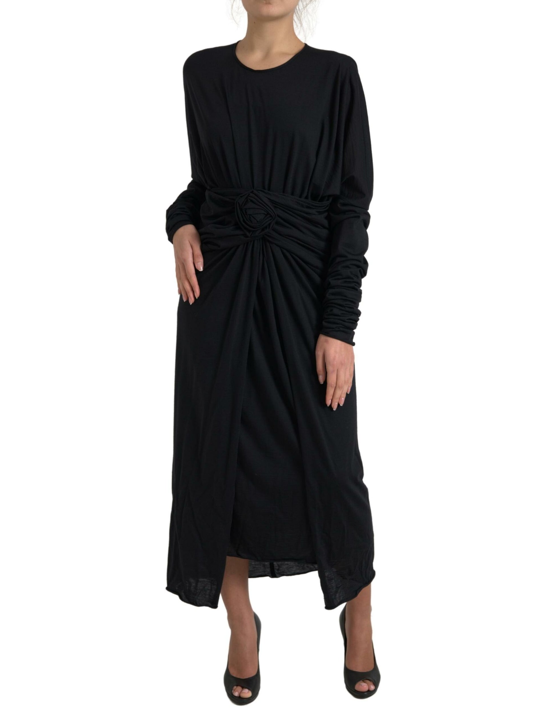Elegante vestido negro de lana