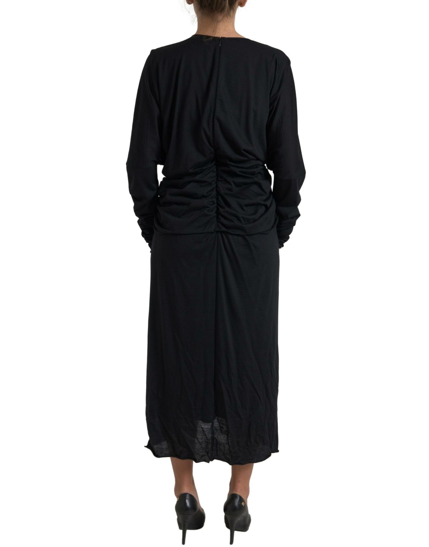 Elegante vestido negro de lana