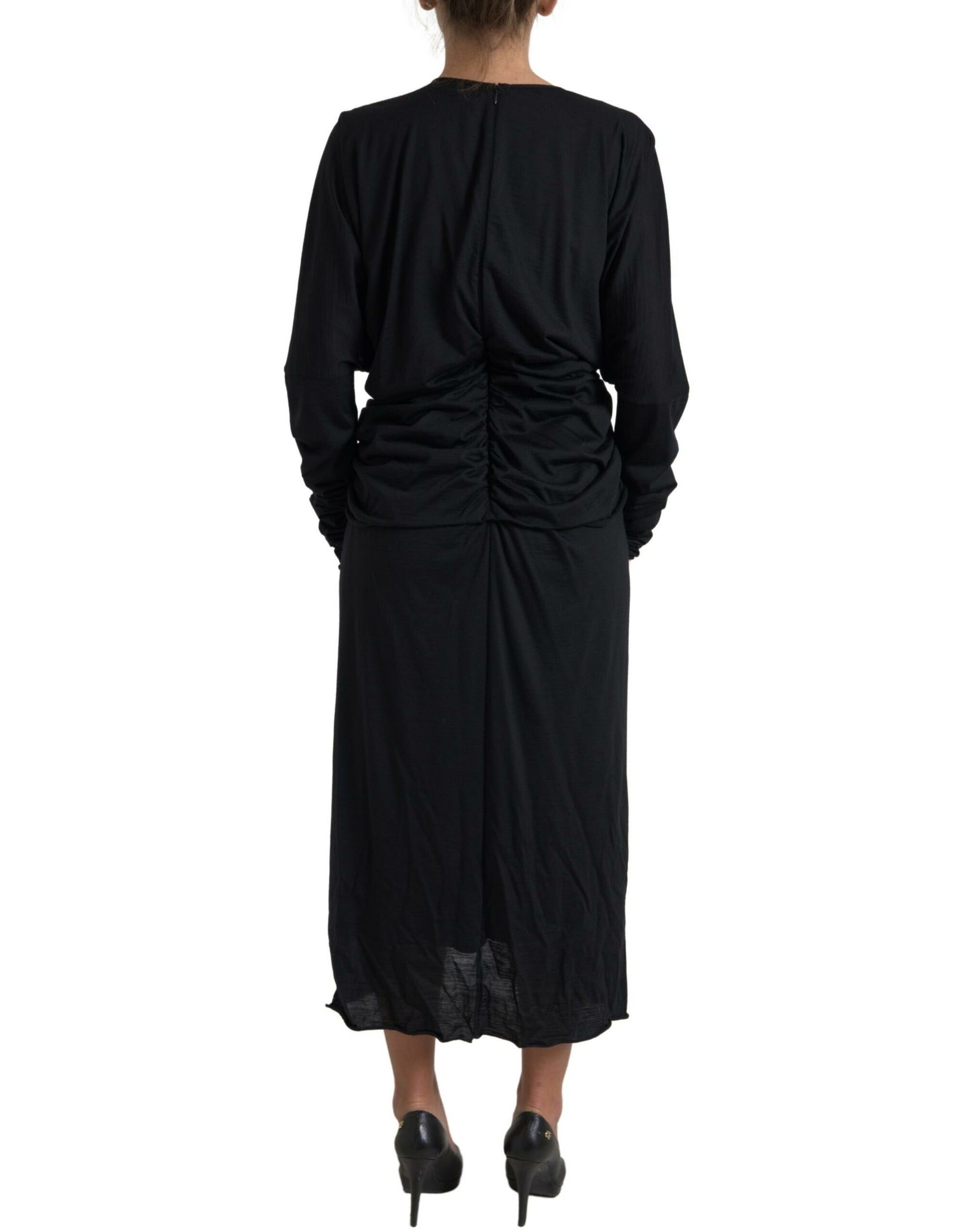 Elegante vestido negro de lana