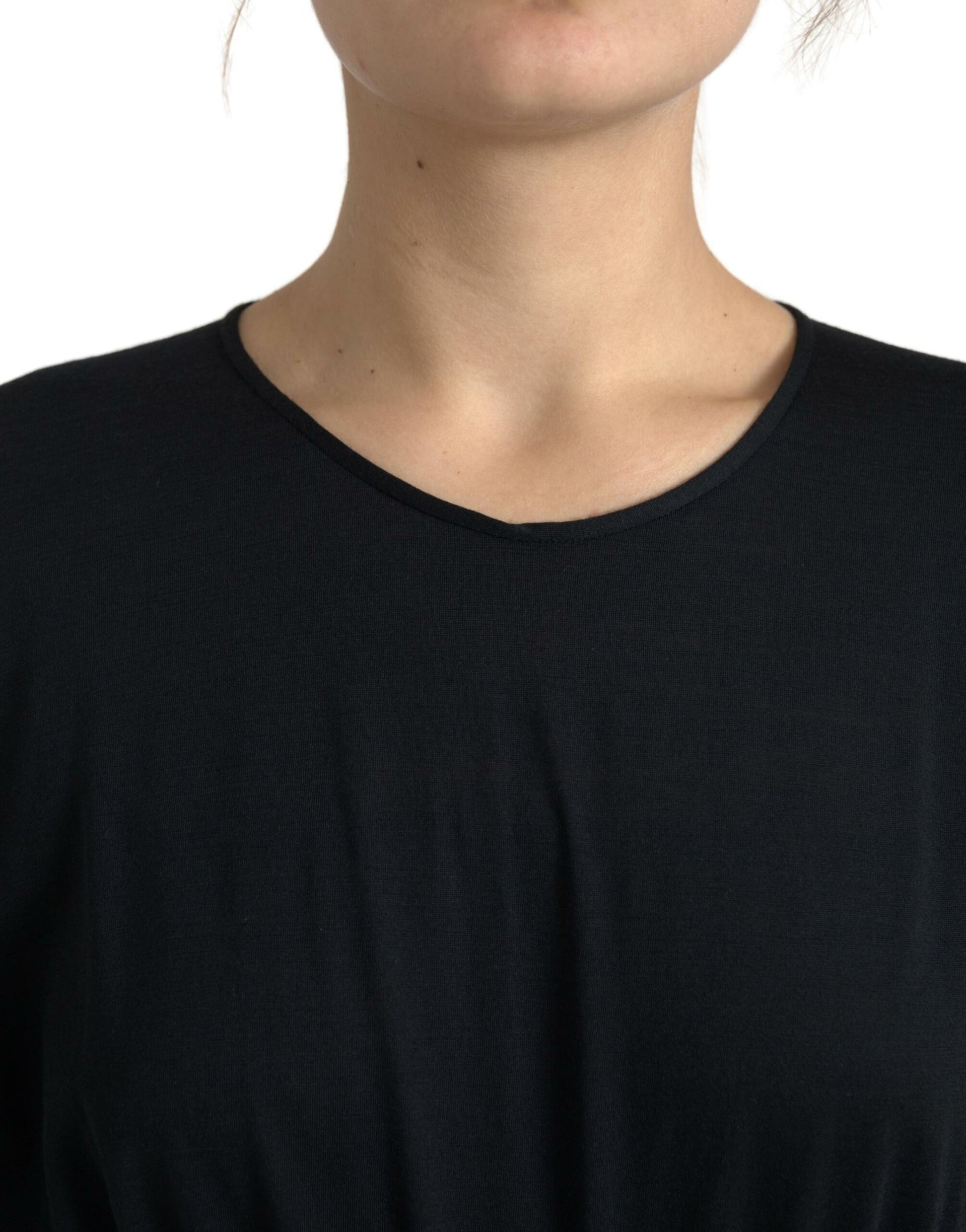 Elegante vestido negro de lana