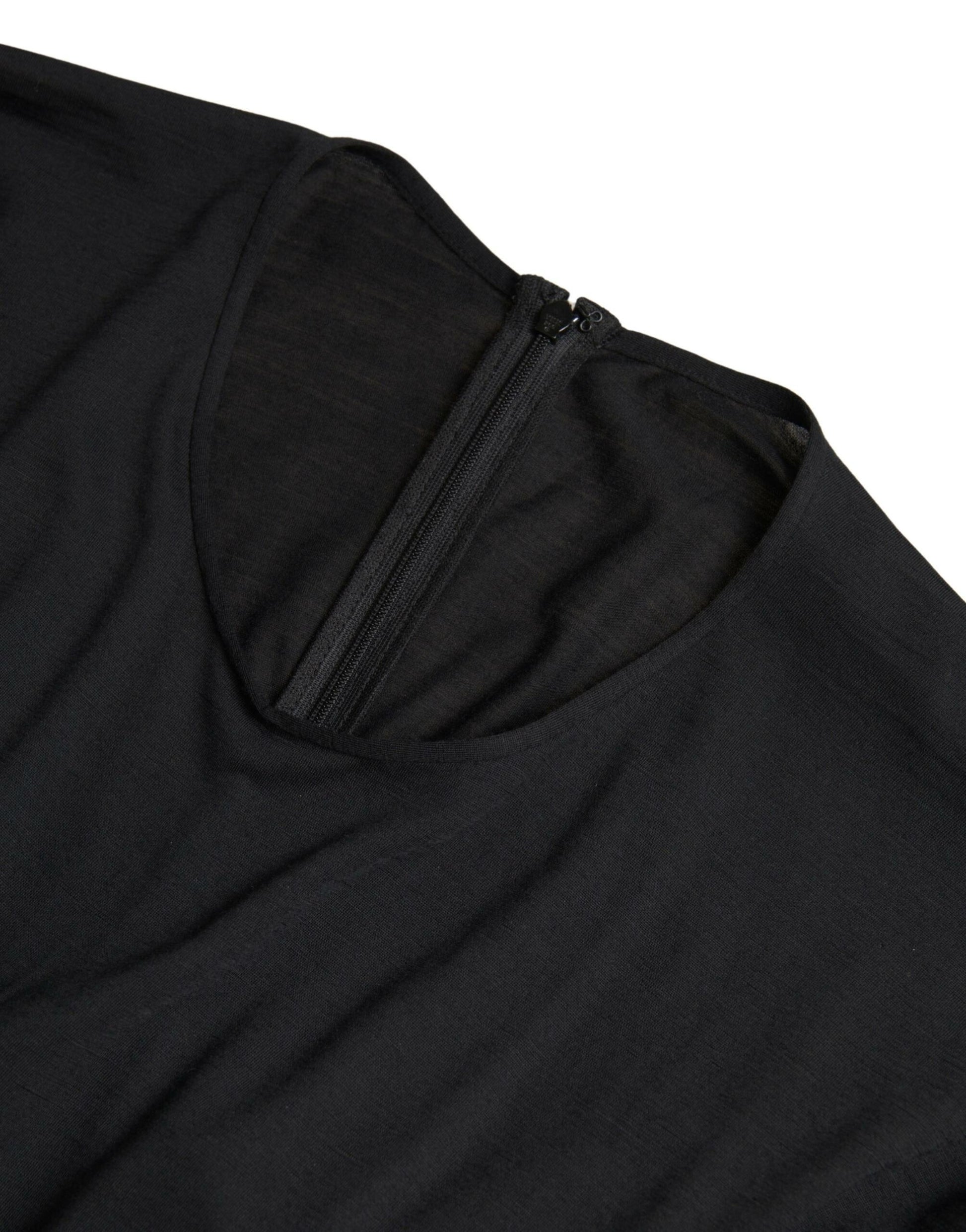 Elegante vestido negro de lana