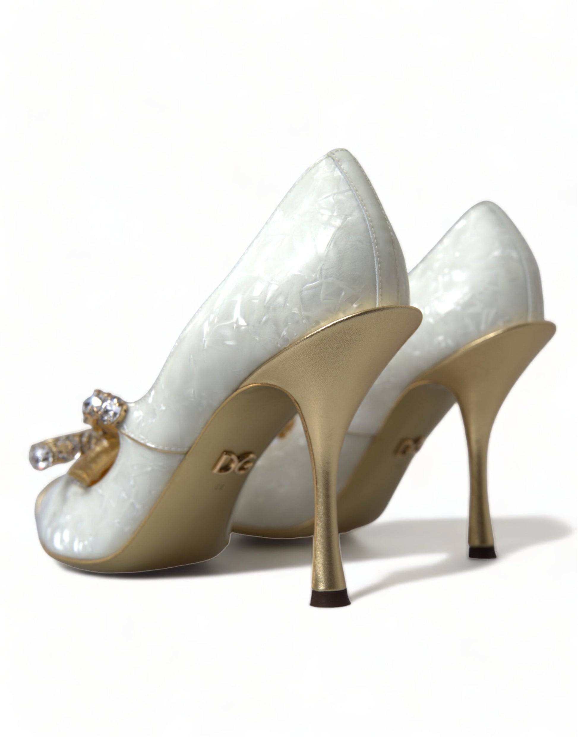 Tacones elegantes de charol blanco con lazo de cristal