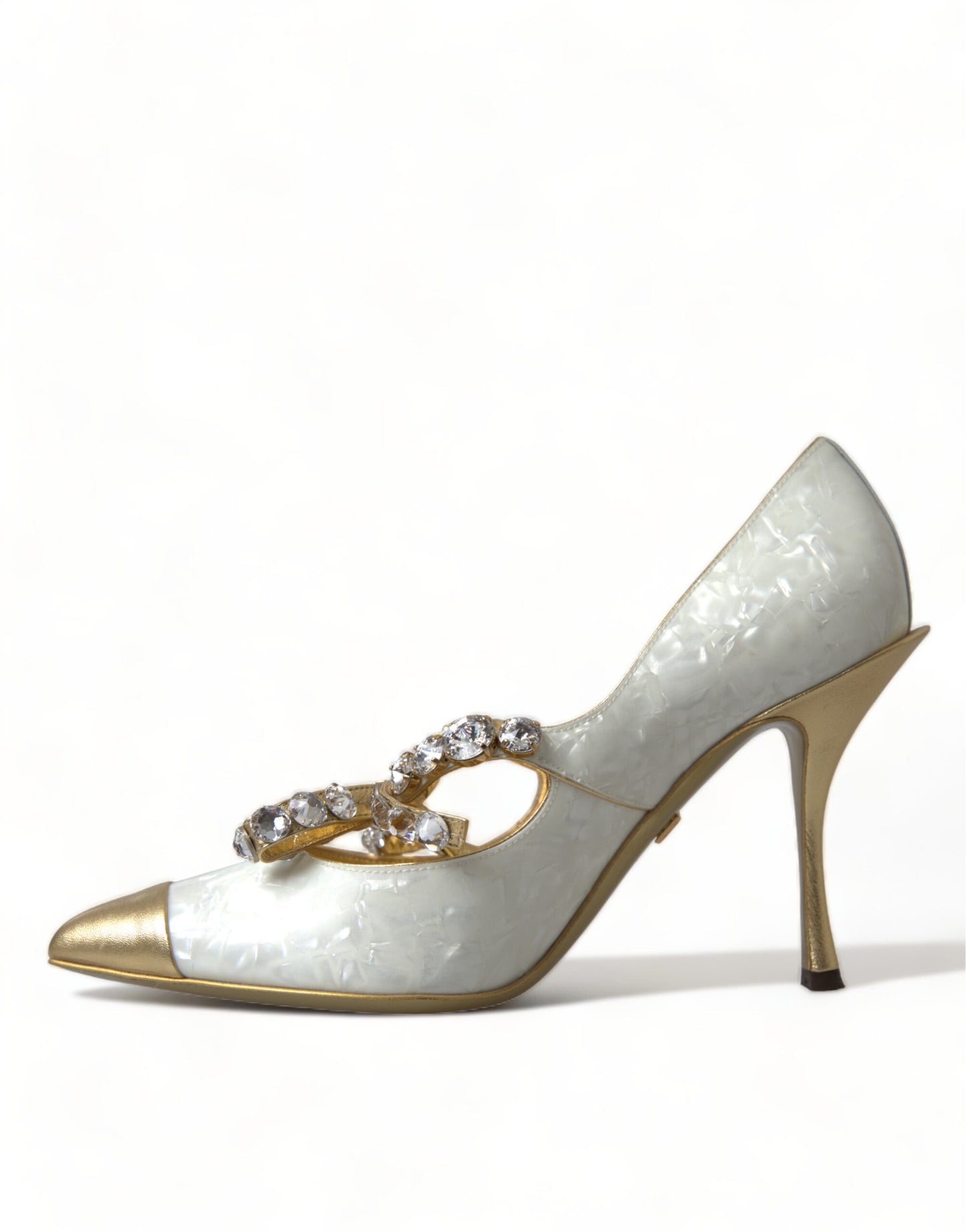 Tacones elegantes de charol blanco con lazo de cristal