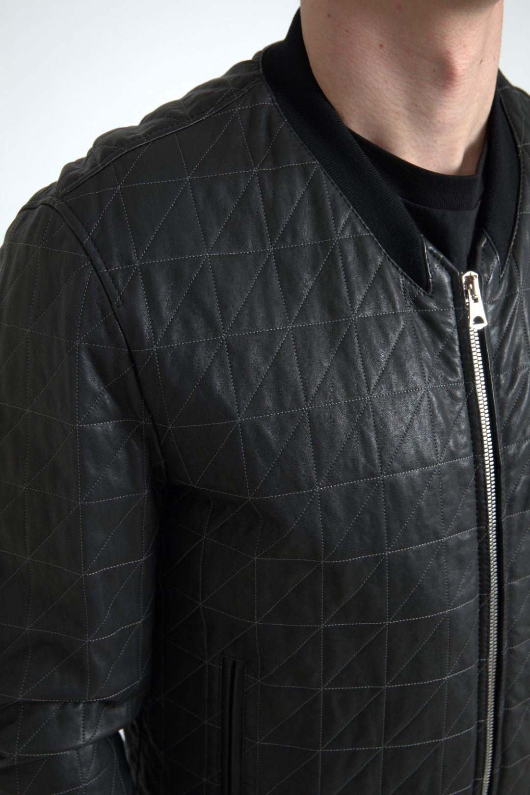 Elegante chaqueta bomber de cuero negra