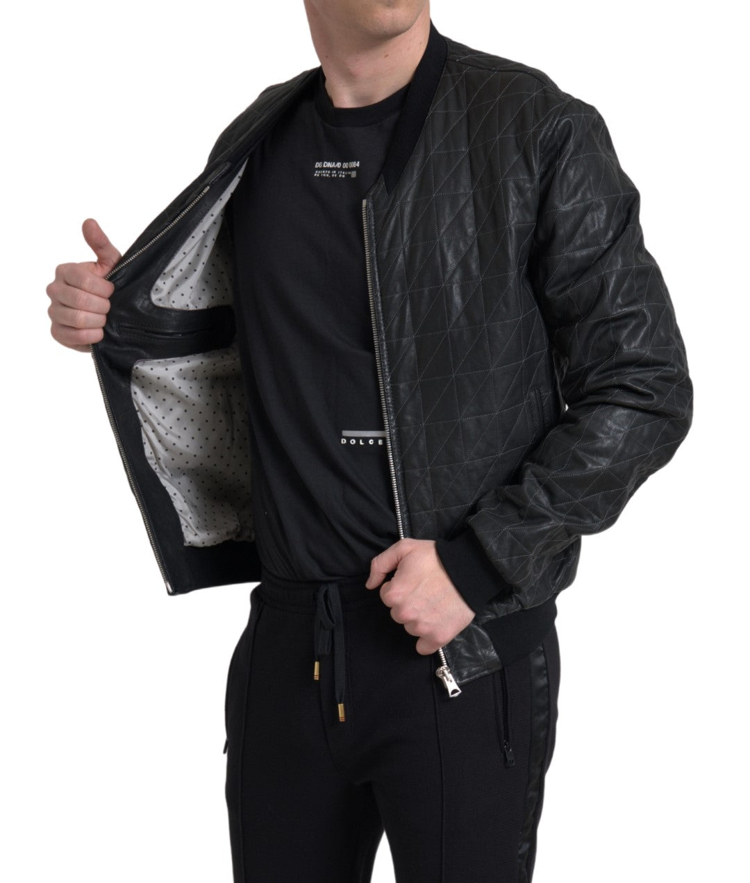 Elegante chaqueta bomber de cuero negra