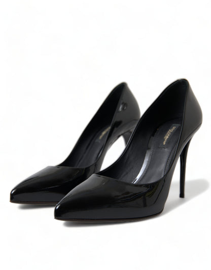 Elegantes tacones de aguja de charol negro