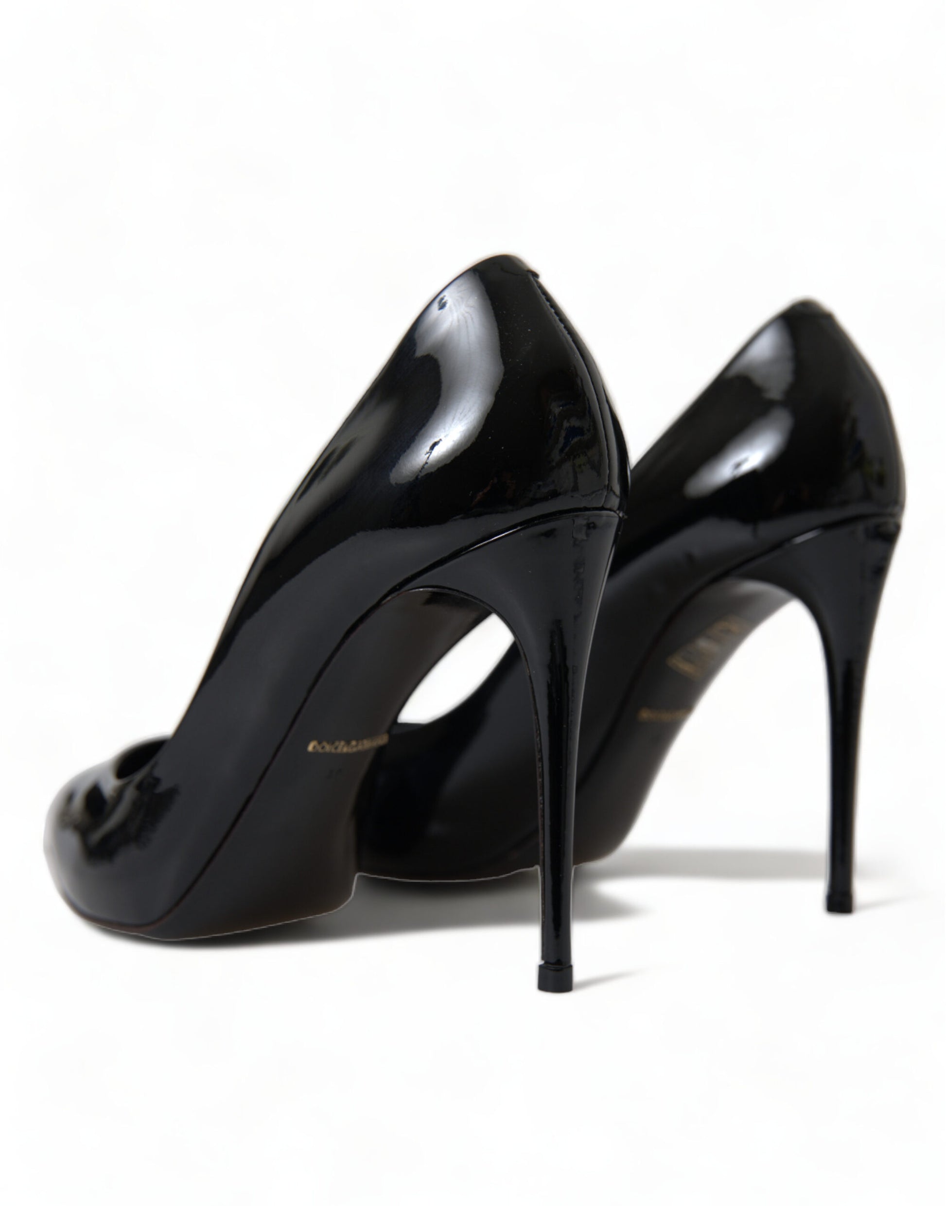 Elegantes tacones de aguja de charol negro