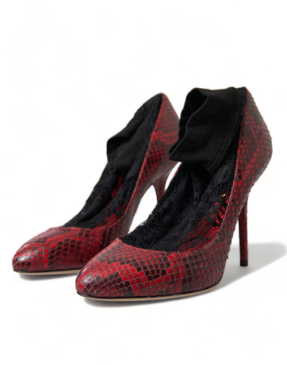 Zapatos de tacón de piel de serpiente con puntera de almendra roja y calcetines de encaje