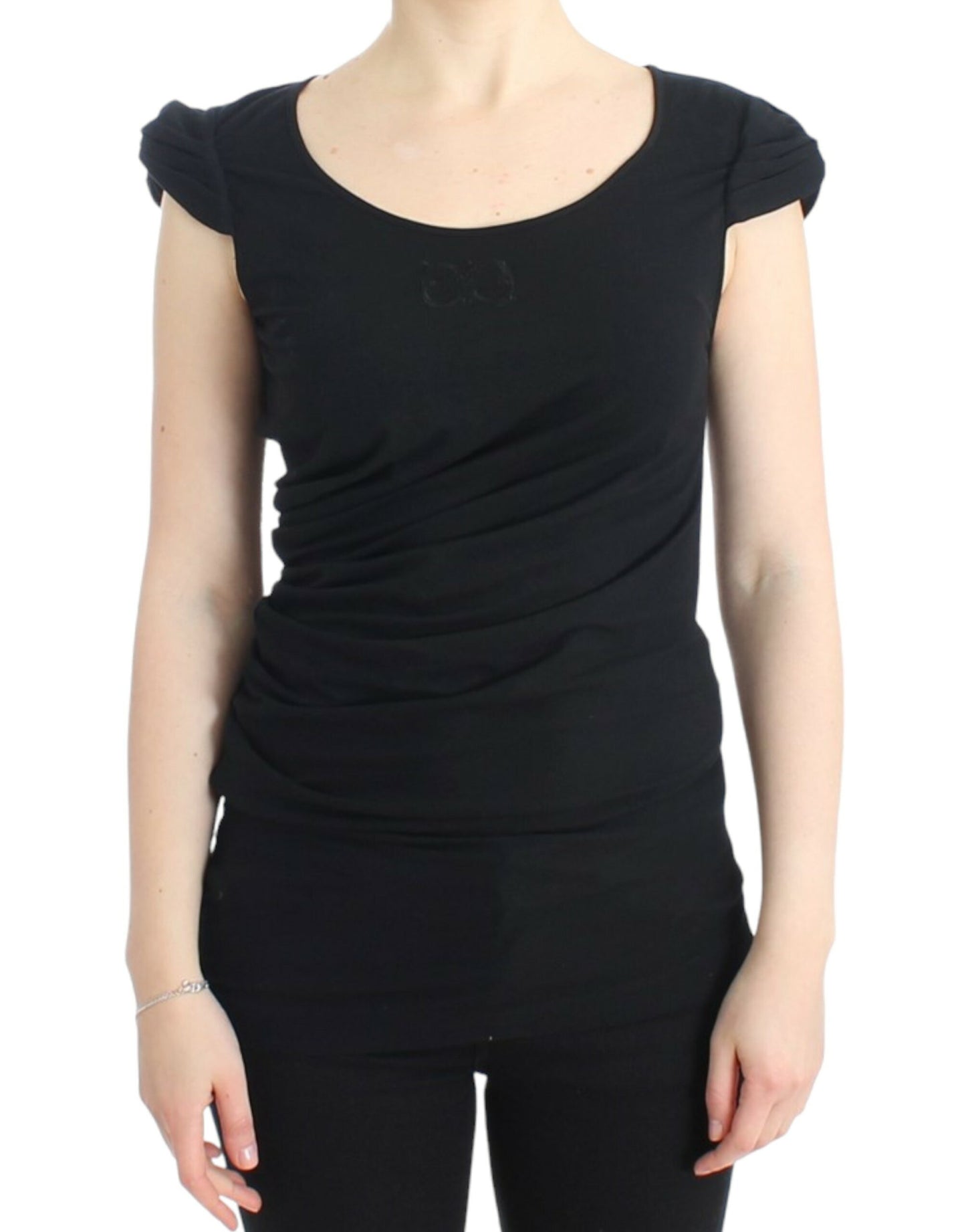 Elegante blusa negra con mangas cortas