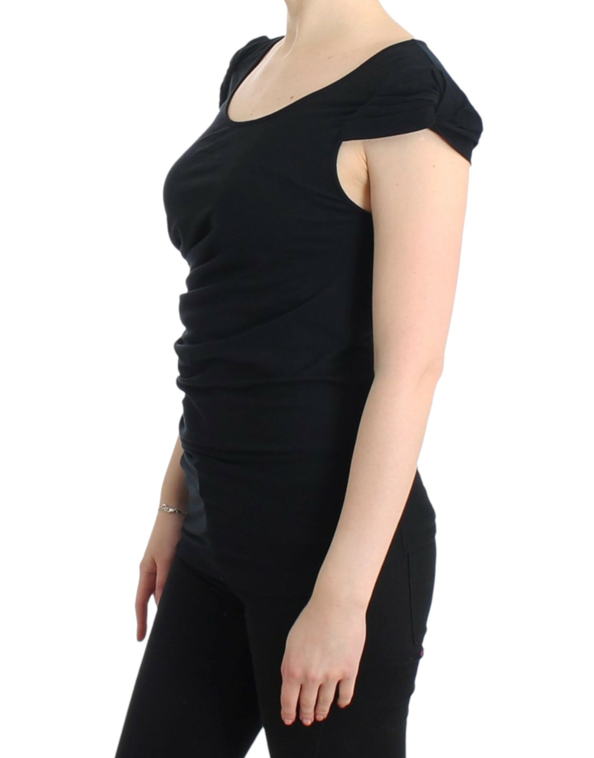 Elegante blusa negra con mangas cortas