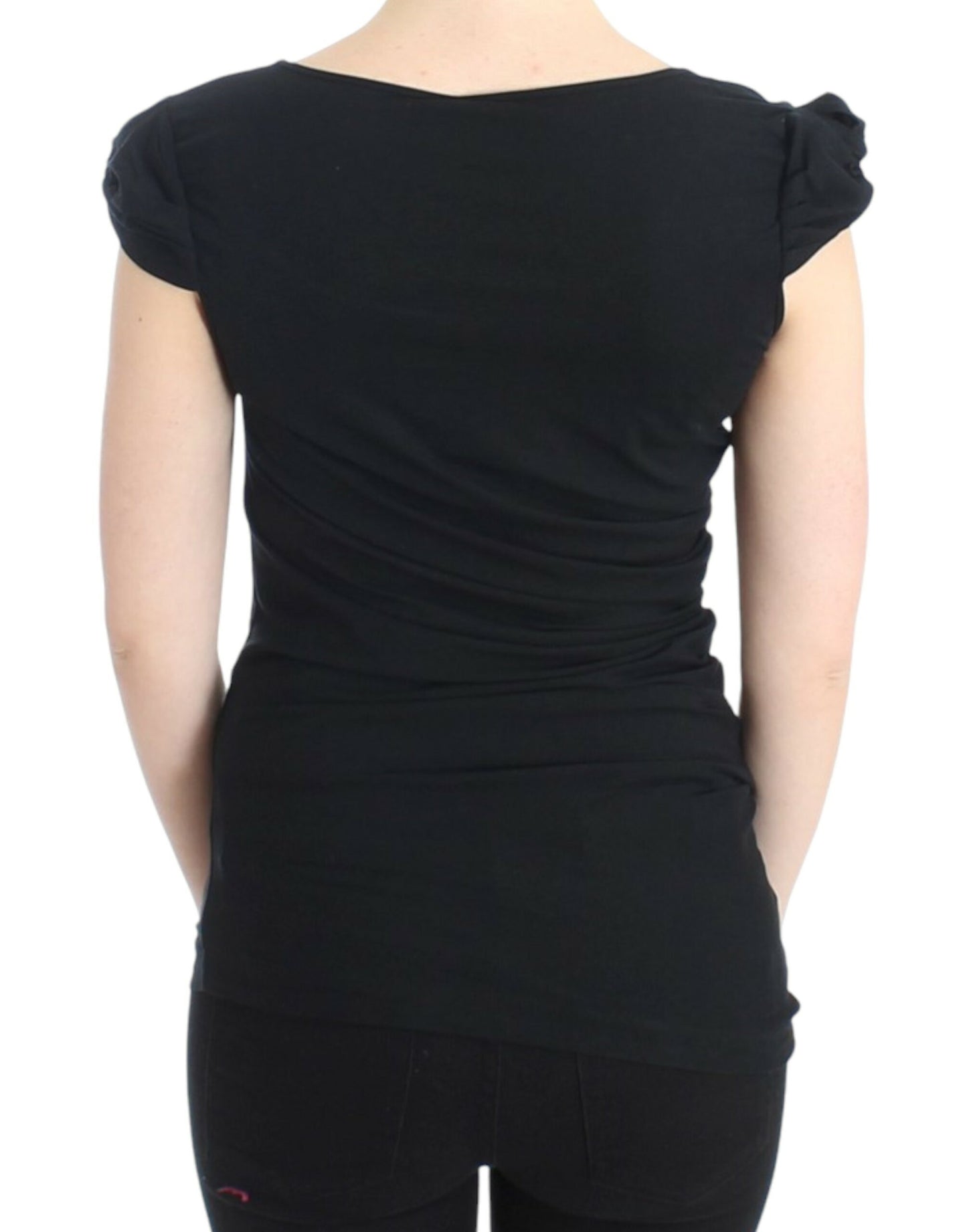 Elegante blusa negra con mangas cortas