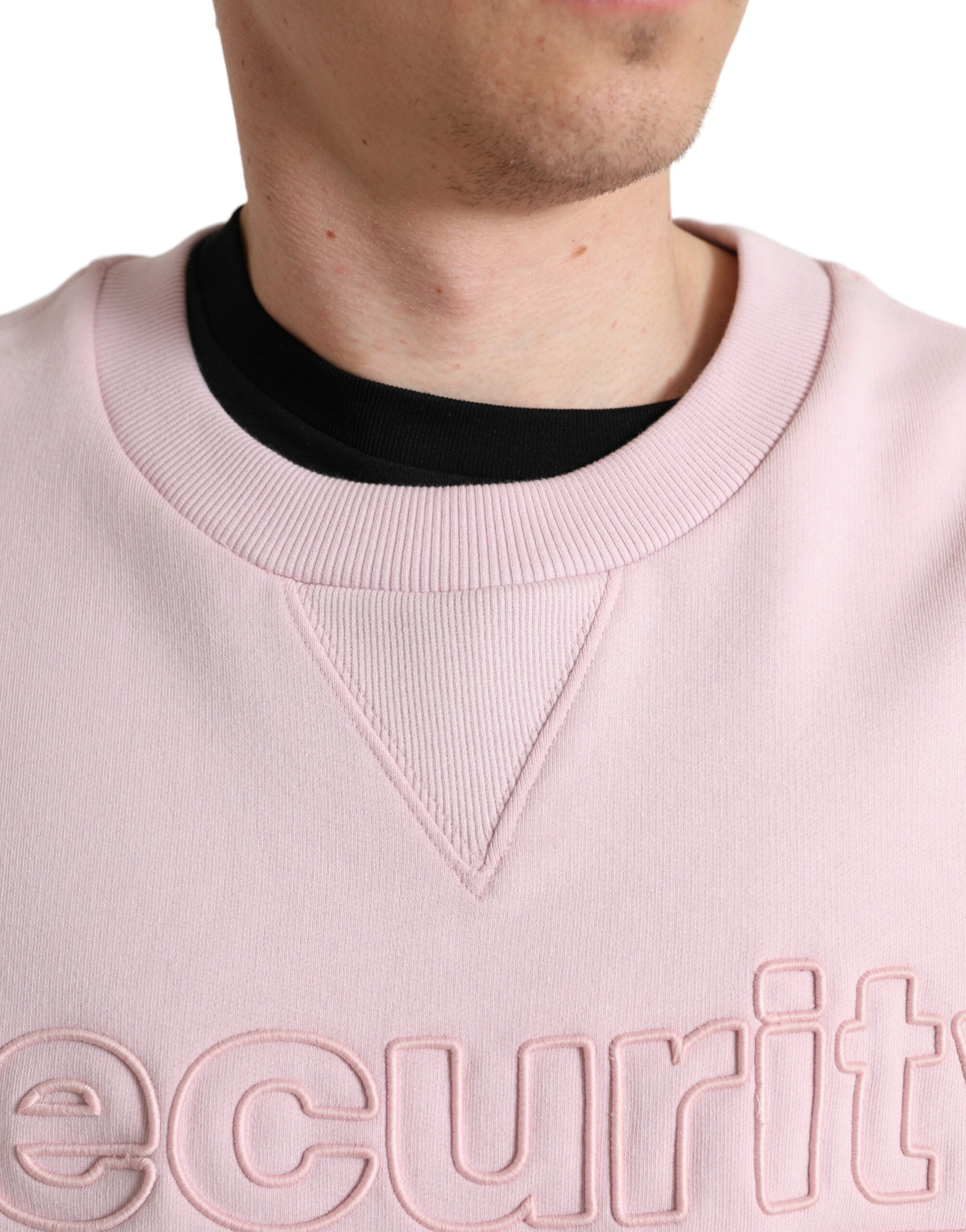 Suéter elegante con cuello redondo y logotipo en color rosa