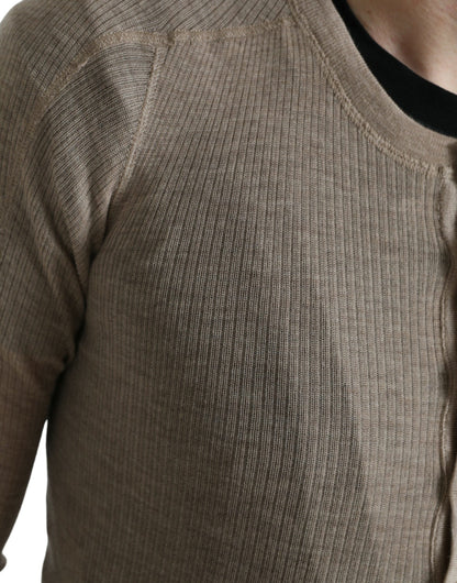 Elegante suéter de cachemira color beige con cuello henley