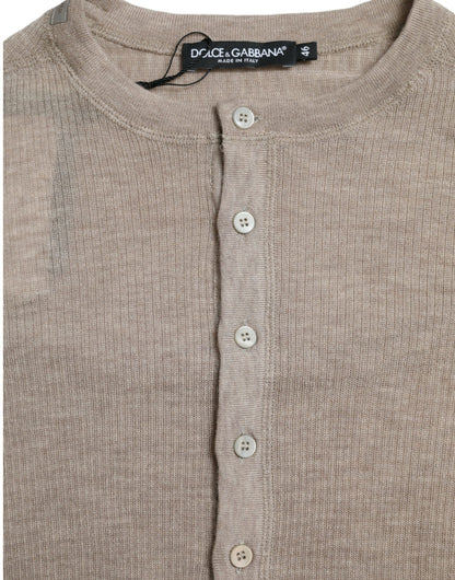 Elegante suéter de cachemira color beige con cuello henley