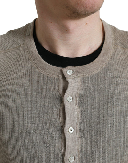 Elegante suéter de cachemira color beige con cuello henley