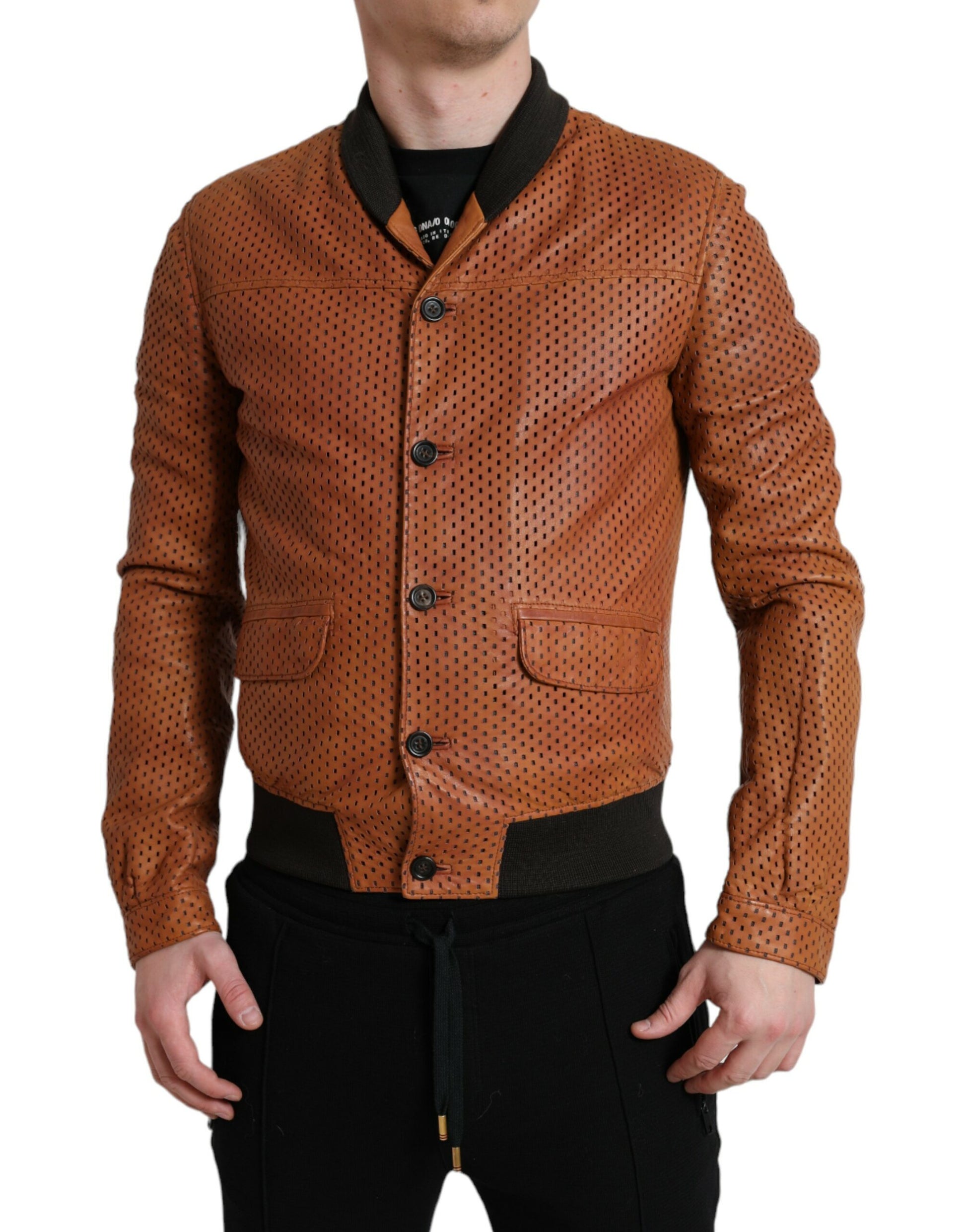 Elegante chaqueta bomber de cuero perforado