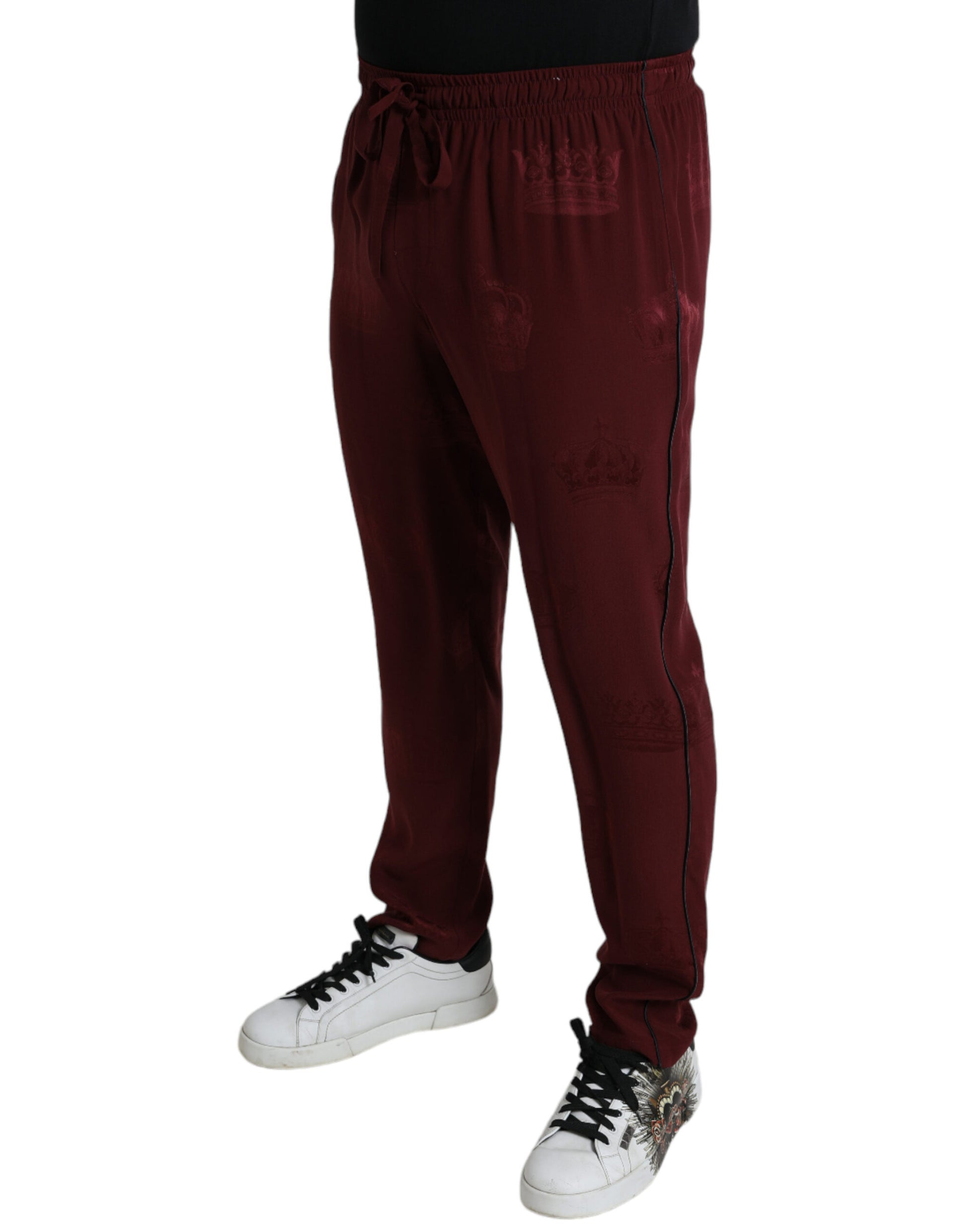 Elegante pantalón de pijama de seda color granate con motivo de corona