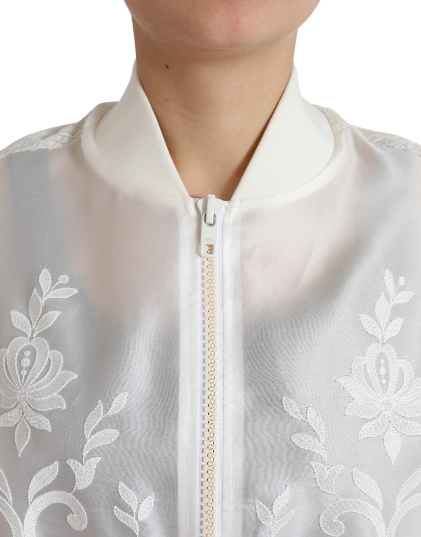 Elegante chaqueta bomber de seda blanca