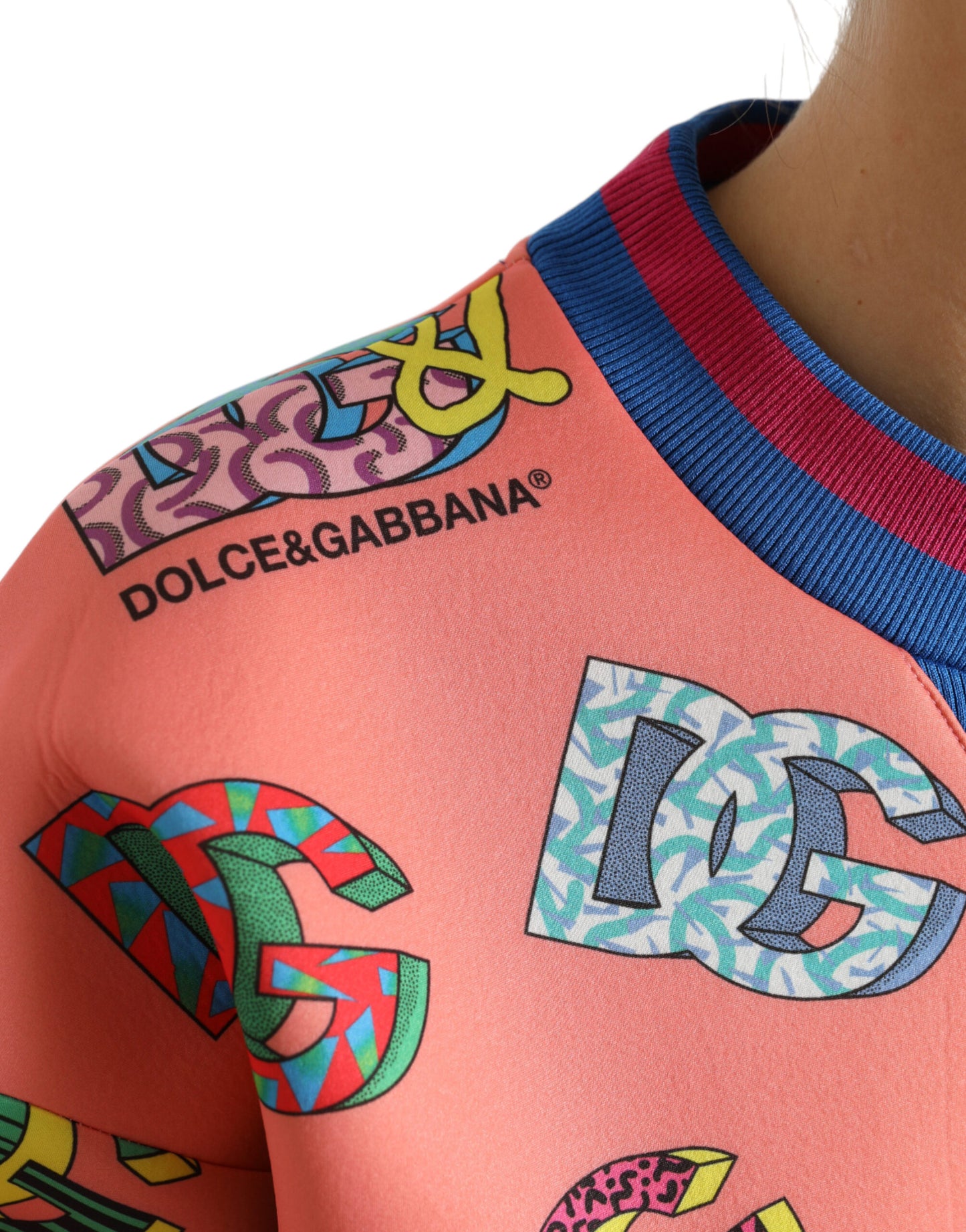 Suéter con logotipo en color rosa salmón: cuello redondo elegante