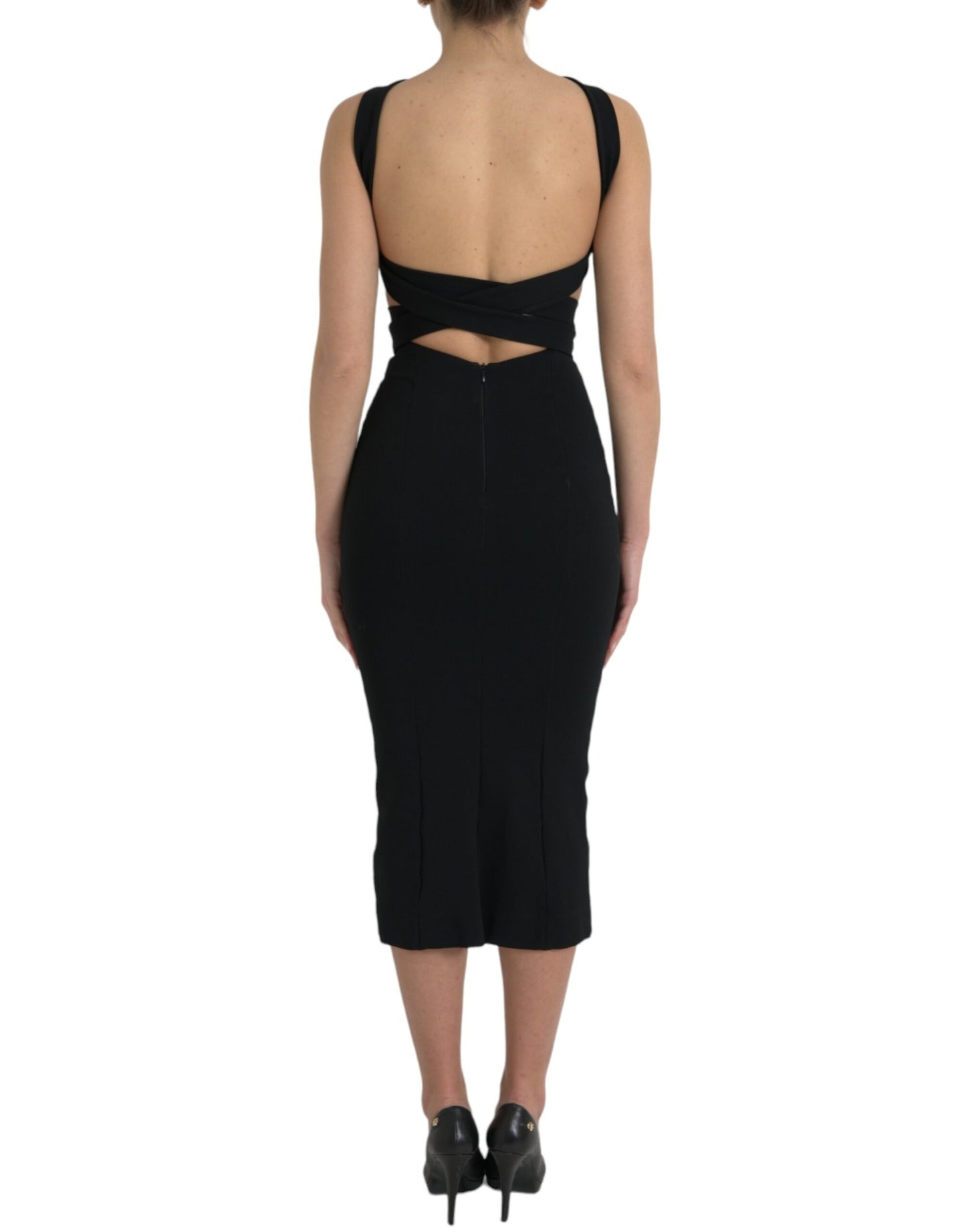 Elegante vestido midi con escote halter y corte en negro