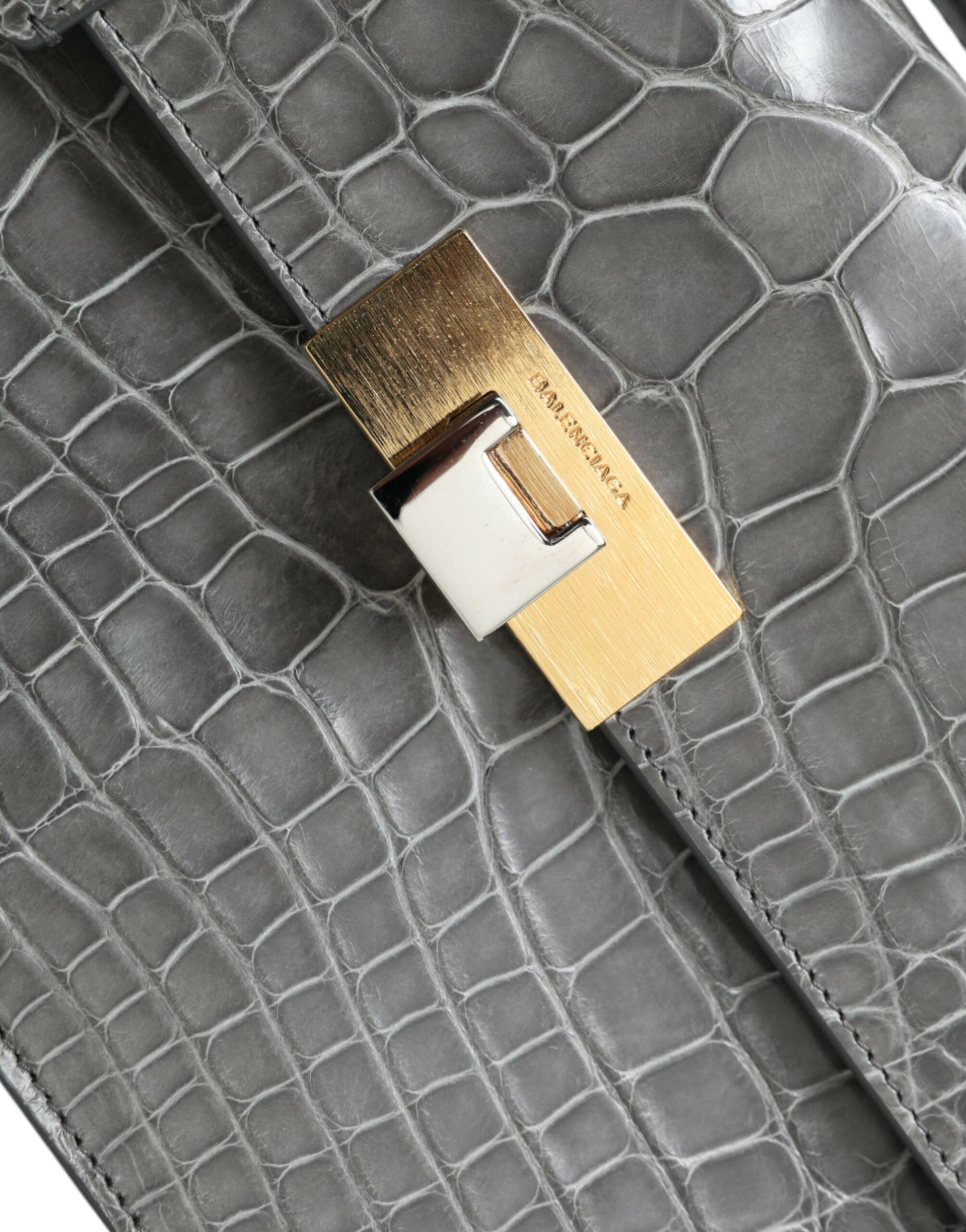 Bolso mediano de piel de caimán