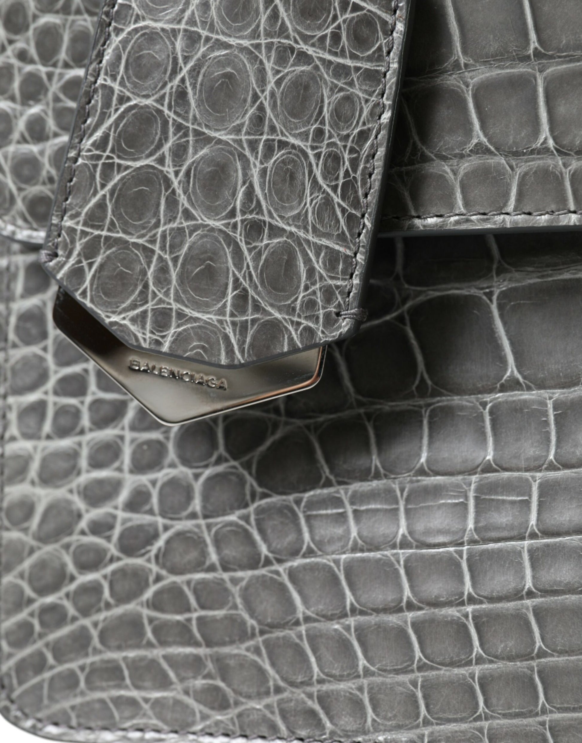 Bolso mediano de piel de caimán