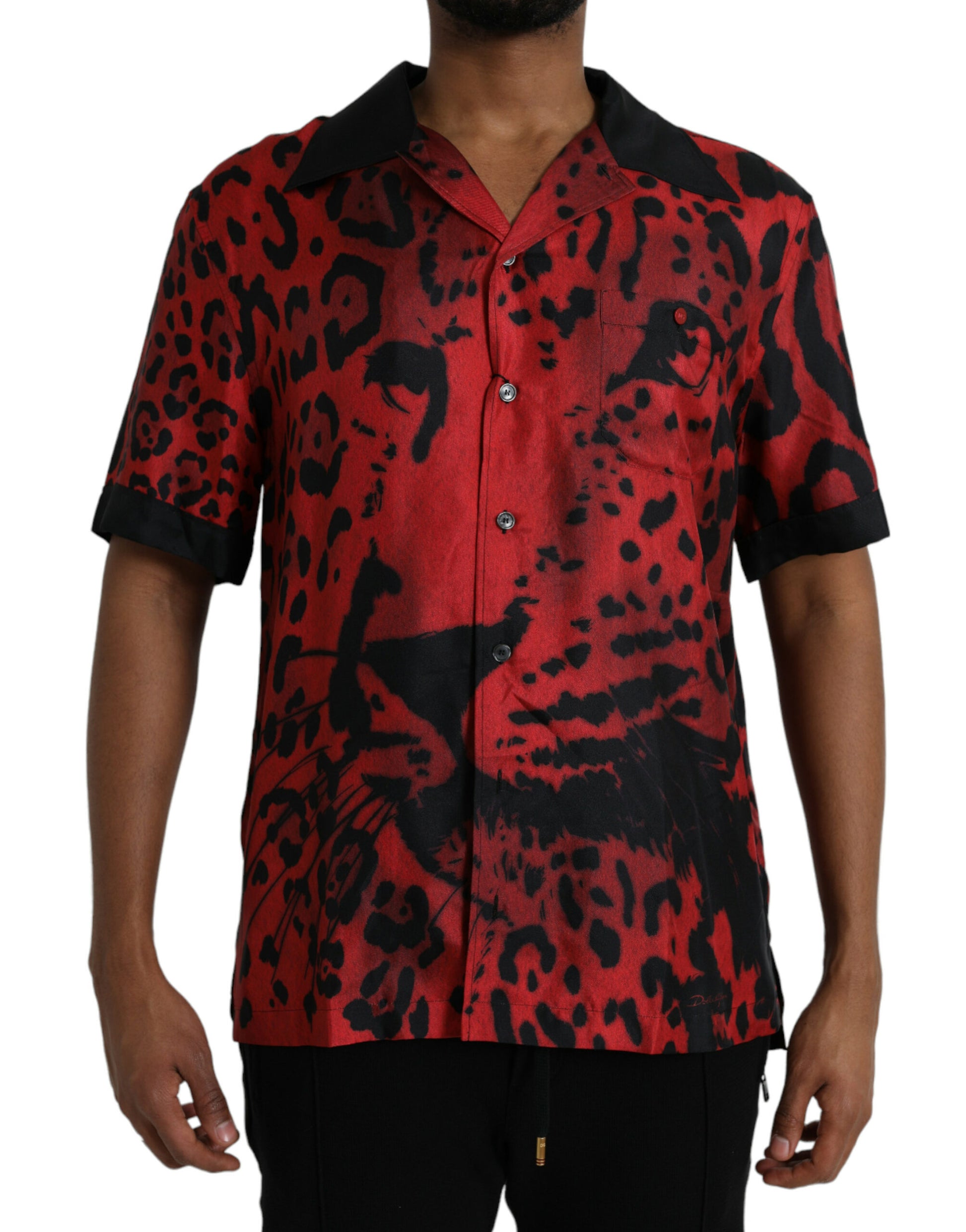 Camisa informal de seda con botones y estampado de leopardo rojo