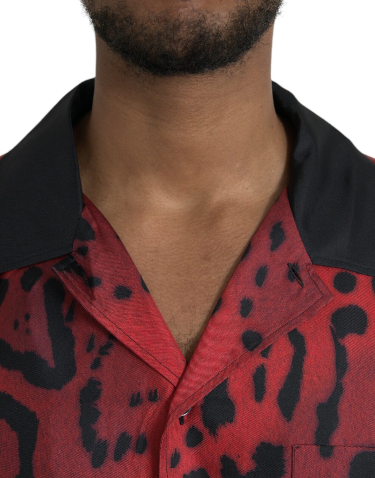 Camisa informal de seda con botones y estampado de leopardo rojo