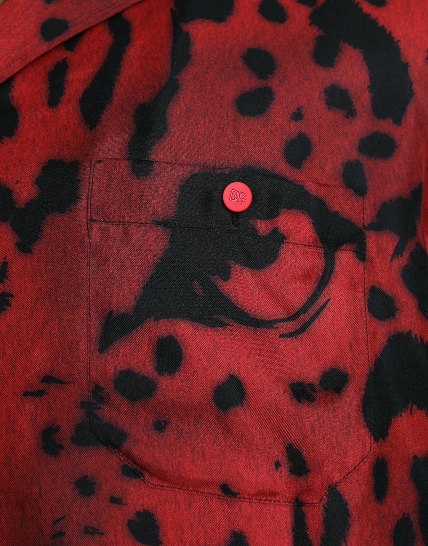 Camisa informal de seda con botones y estampado de leopardo rojo