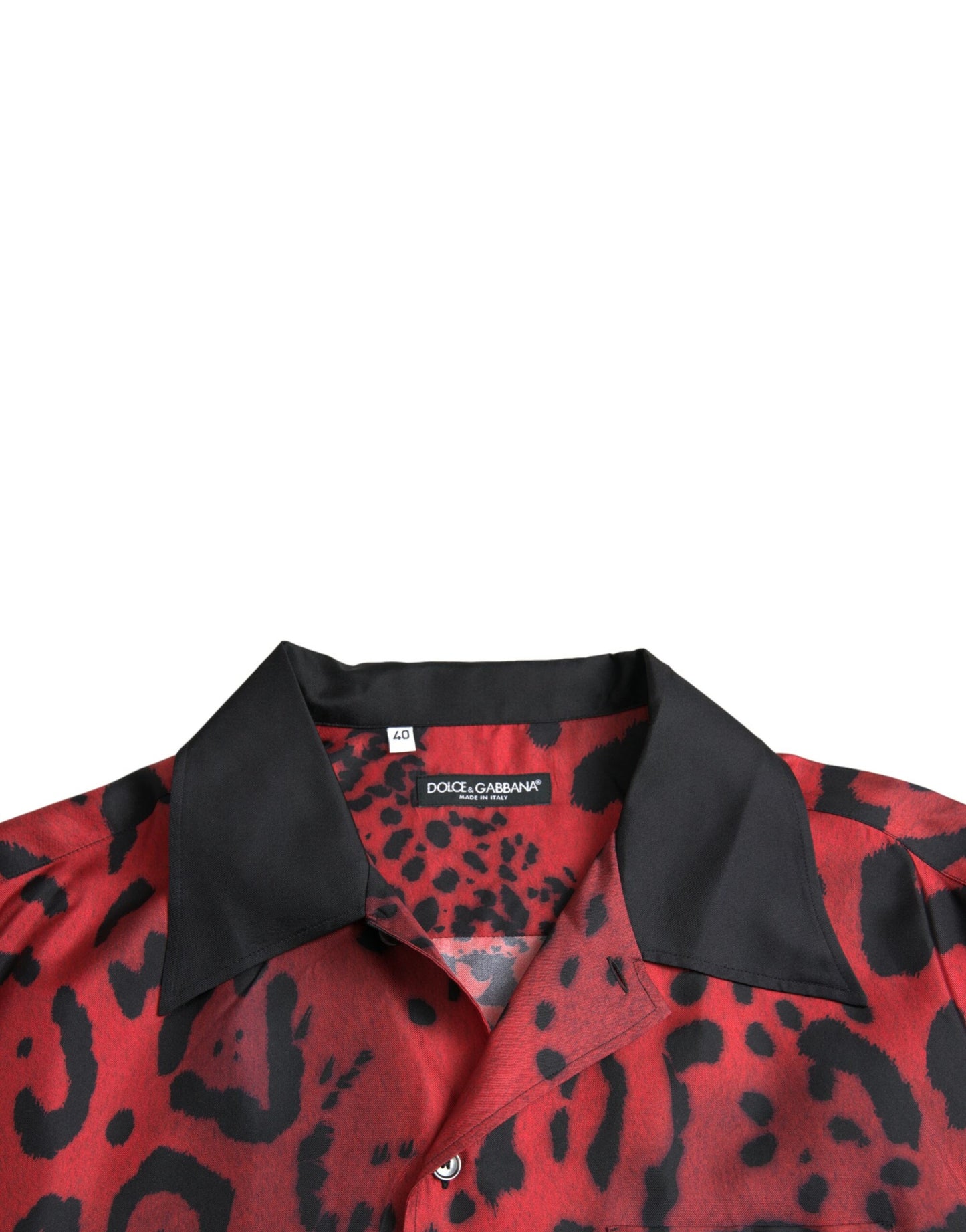 Camisa informal de seda con botones y estampado de leopardo rojo