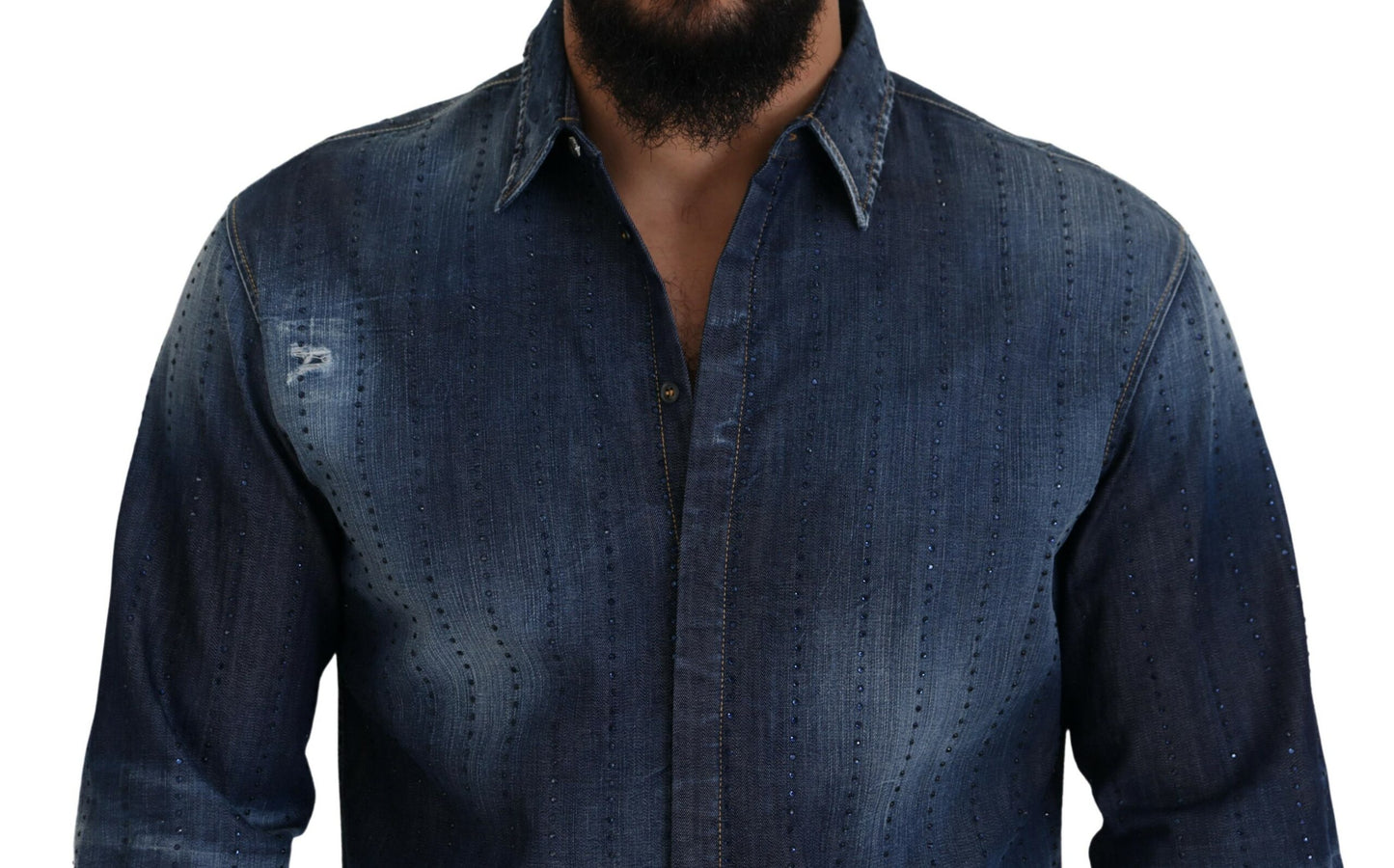 Camisa vaquera azul con adornos de cristales y deshilachada