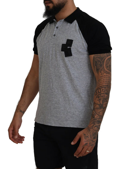 Camiseta de algodón gris y negra con cuello y mangas cortas